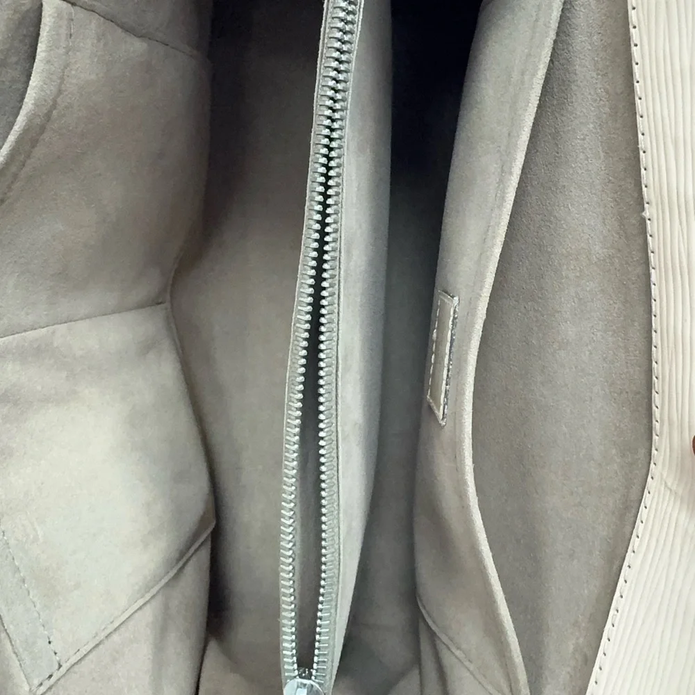 Authentic pre-loved Louis Vuitton Marly MM bag in Epi leather in color DUNE - Picture 4 of 12